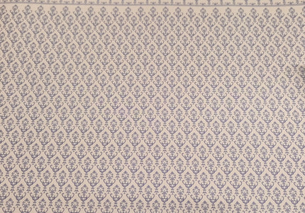 Puppenhaus-Tapete „Victorian Bluegray on Beige“ – Euro Minis | Dezente Raffinesse in Blau-Grau