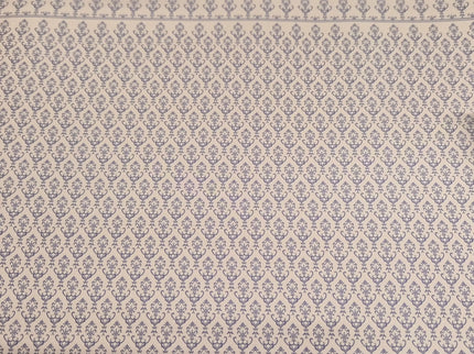 Puppenhaus-Tapete „Victorian Bluegray on Beige“ – Euro Minis | Dezente Raffinesse in Blau-Grau