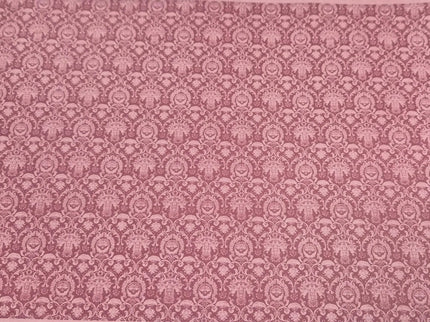 Puppenhaus-Tapete „Red Jacquard“ – Mini Mundus | Klassisches Jacquard-Ornament in tiefem Rot