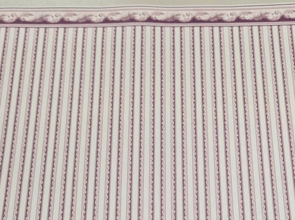 Puppenhaus-Tapete „Crest Burgundy on Beige“ – Euro Minis | Heraldik-inspiriertes Design
