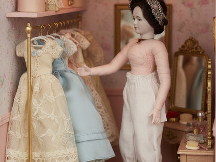 Miniaturpuppe "Die Dame" aus Porzellan für Puppenstube, 1:12