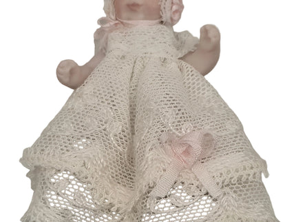 Miniaturpuppe aus Porzellan mit Spitzenkleidchen, 1:12