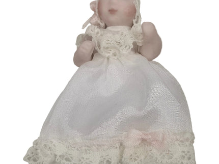 Miniaturpuppe aus Porzellan mit Seidenkleidchen, 1:12