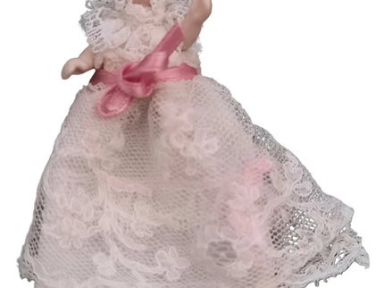 Miniaturpuppe aus Porzellan mit Spitzenkleidchen, 1:12