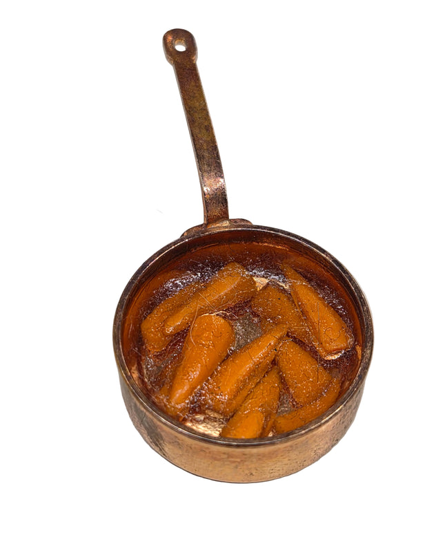 Kupfer Pfännchen mit Karotten 1:12 – für das Puppenhaus