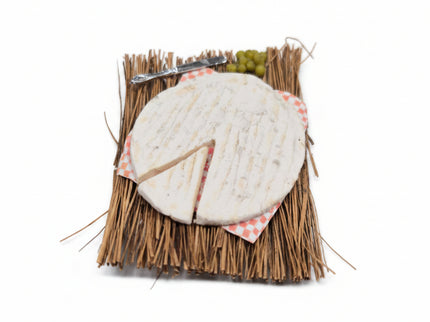Brie Käse auf Strohmatte 1:12 Puppenhaus  Zubehör