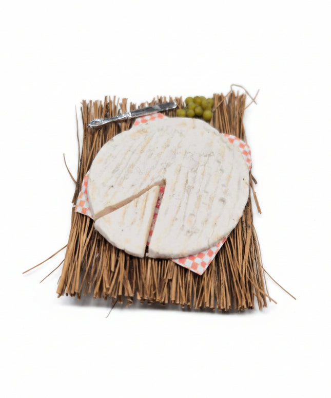 Brie Käse auf Strohmatte 1:12 Puppenhaus  Zubehör