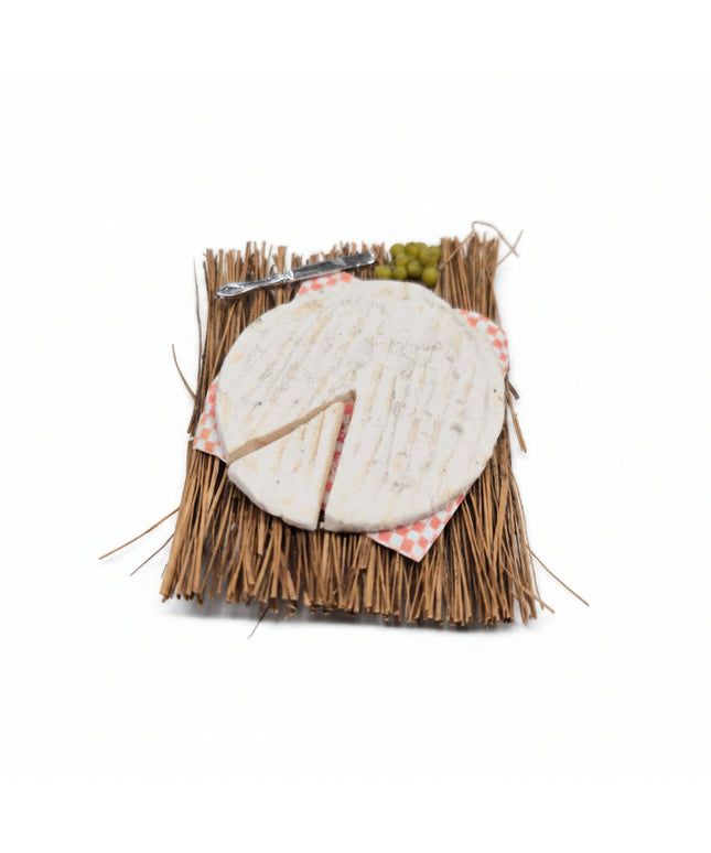 Brie Käse auf Strohmatte 1:12 Puppenhaus  Zubehör