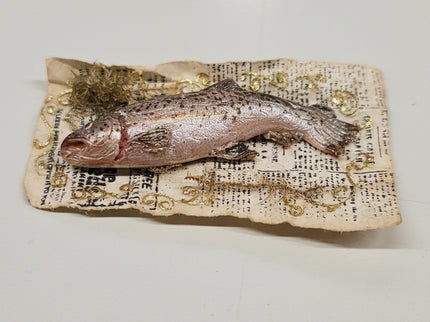 Ganzer Lachs auf Zeitung 1:12 – für das Puppenhaus