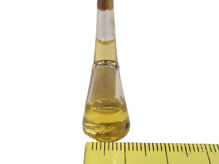 Diverse Glasflaschen mit Flüssigkeit 1:12 – für das Puppenhaus