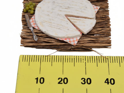 Brie Käse auf Strohmatte 1:12 Puppenhaus  Zubehör