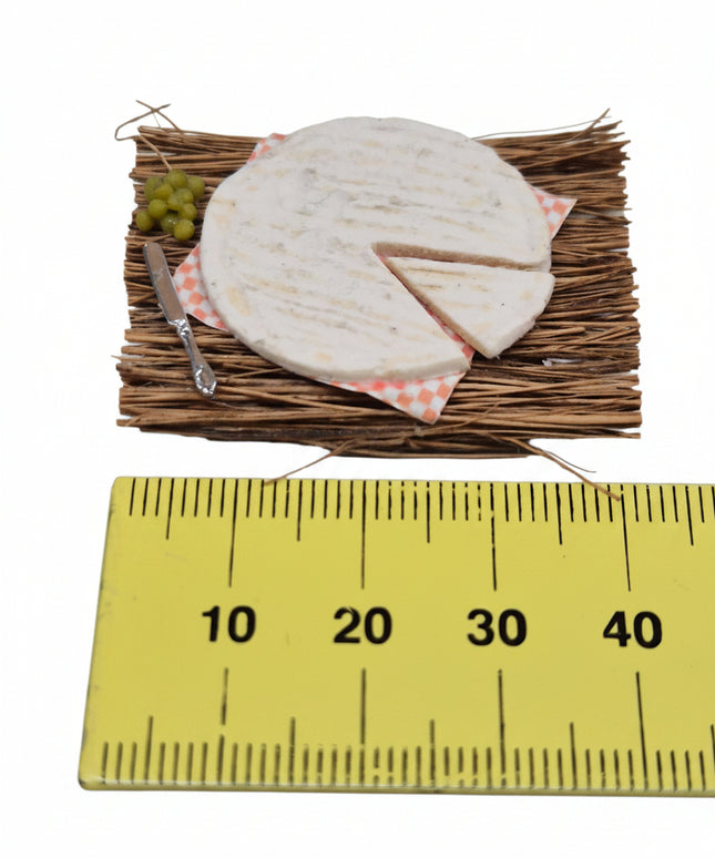 Brie Käse auf Strohmatte 1:12 Puppenhaus  Zubehör