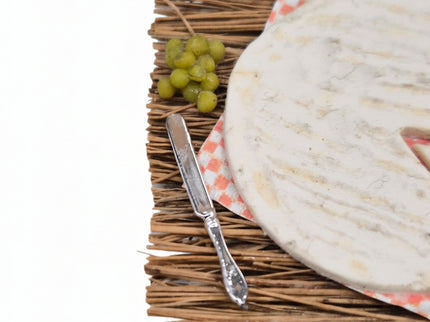 Brie Käse auf Strohmatte 1:12 Puppenhaus  Zubehör