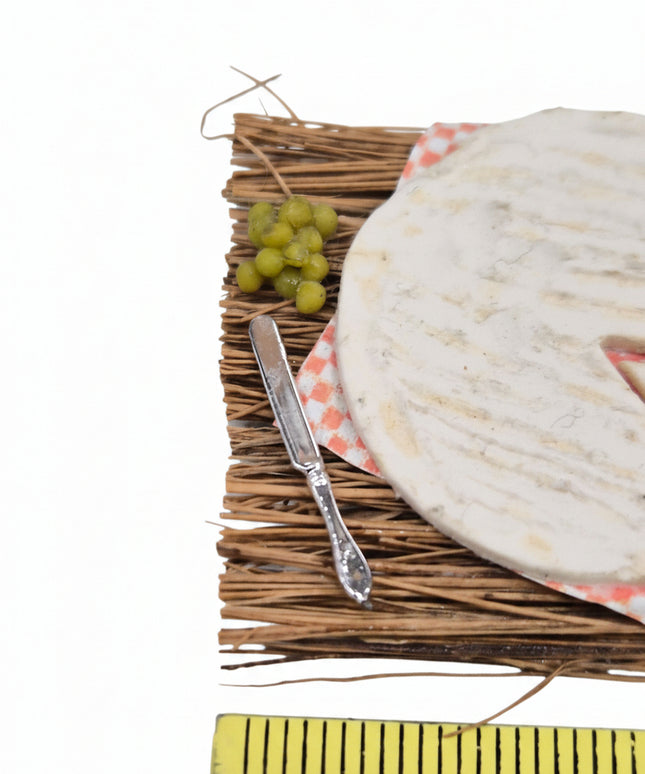 Brie Käse auf Strohmatte 1:12 Puppenhaus  Zubehör
