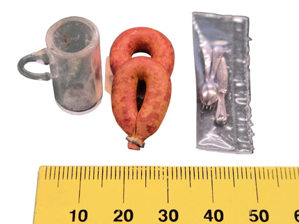 Saucisse vaudoise mit Schneidbrett Bierkrug aus Glas und Besteck 1:12 – für das Puppenhaus