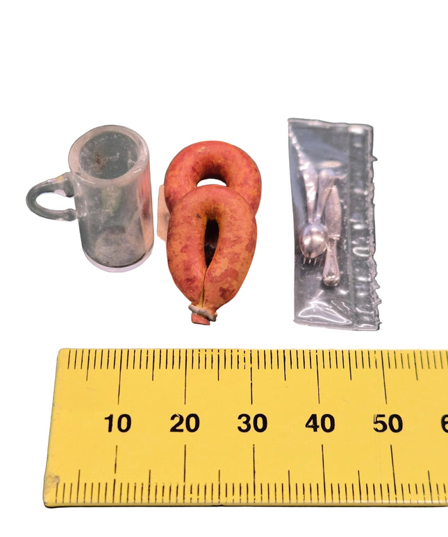Saucisse vaudoise mit Schneidbrett Bierkrug aus Glas und Besteck 1:12 – für das Puppenhaus