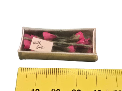Rosen im Karton für Puppenhaus 1:12