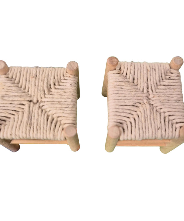 Holzhocker Set mit geflochtener Sitzfläche 1:12 – Puppenhaus Zubehör