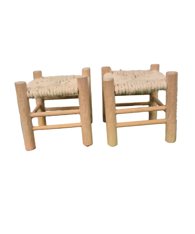 Holzhocker Set mit geflochtener Sitzfläche 1:12 – Puppenhaus Zubehör