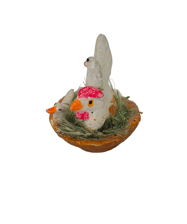 Huhn im Korb mit Küken – Puppenhaus 1:12
