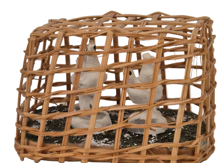 Hüner im geflochtenen Käfig ca. 3cm – Puppenhaus 1:12