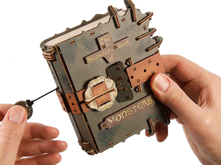 UGEARS 70274 - Harry Potter Das Monsterbuch der Monster