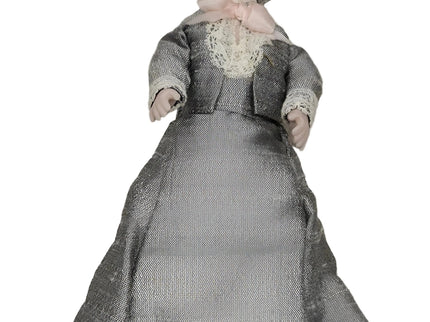 Dame in Grauem Kleid mit Hut für Puppenhaus 1:12