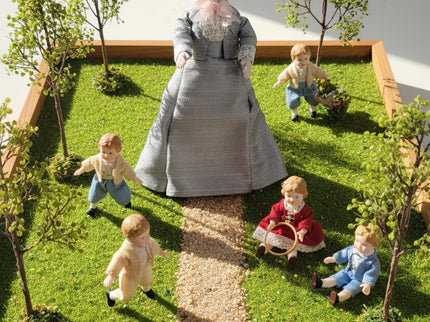 Dame in Grauem Kleid mit Hut für Puppenhaus 1:12