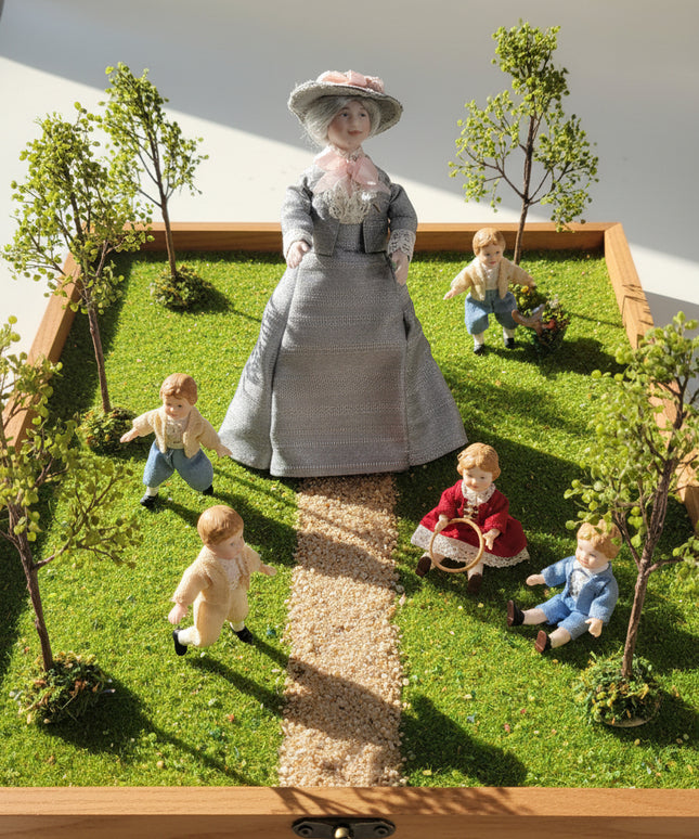 Dame in Grauem Kleid mit Hut für Puppenhaus 1:12