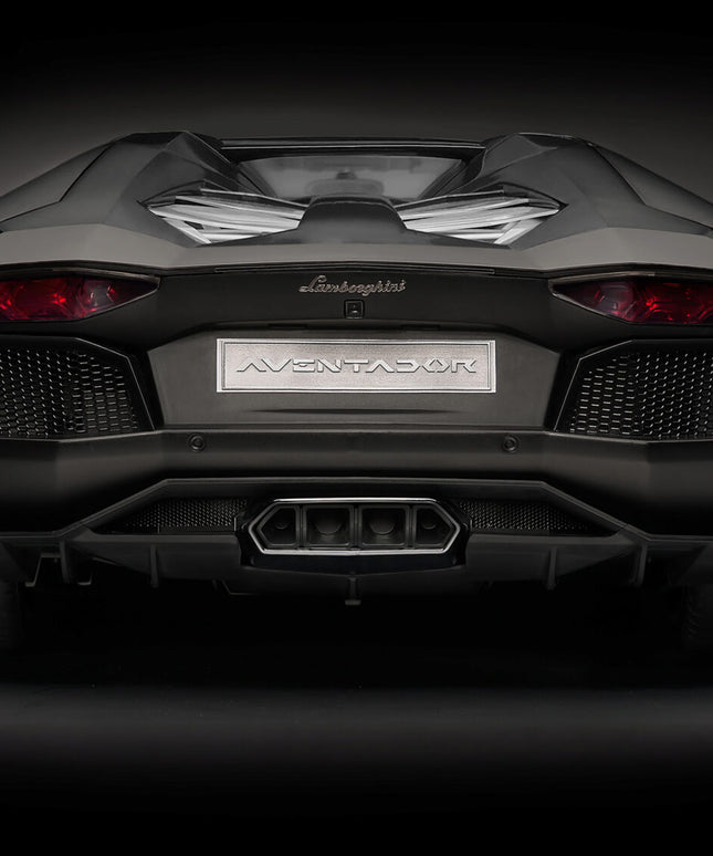 Lamborghini Aventador LP700-4 Roadster Nero Nemesis 1:8