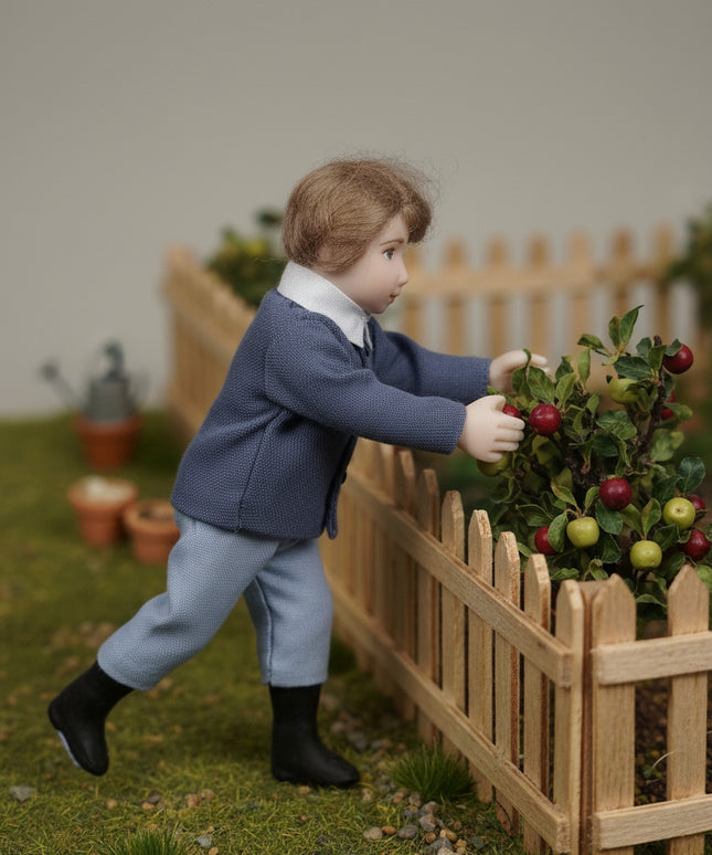 Junge mit Apfel für Puppenhaus 1:12