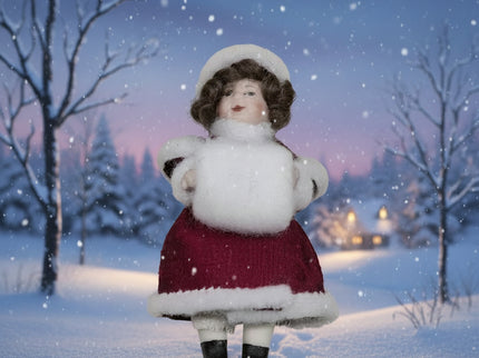 Porzellanpuppe im Wintermantel mit Handwärmer 1:12