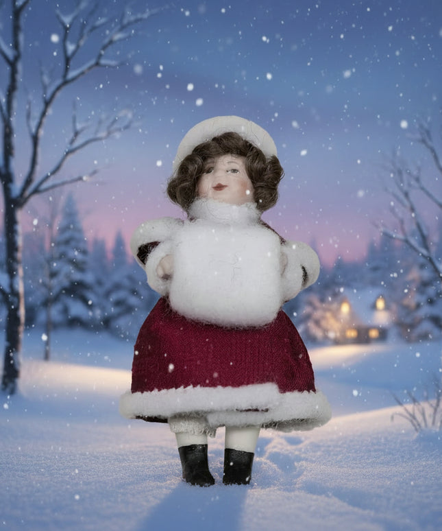 Porzellanpuppe im Wintermantel mit Handwärmer 1:12