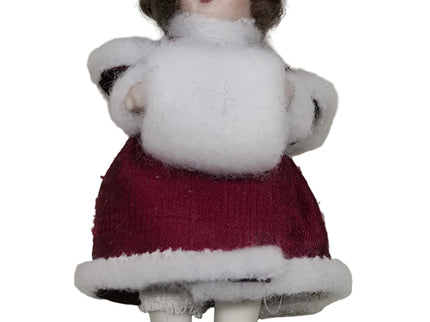 Porzellanpuppe im Wintermantel mit Handwärmer 1:12