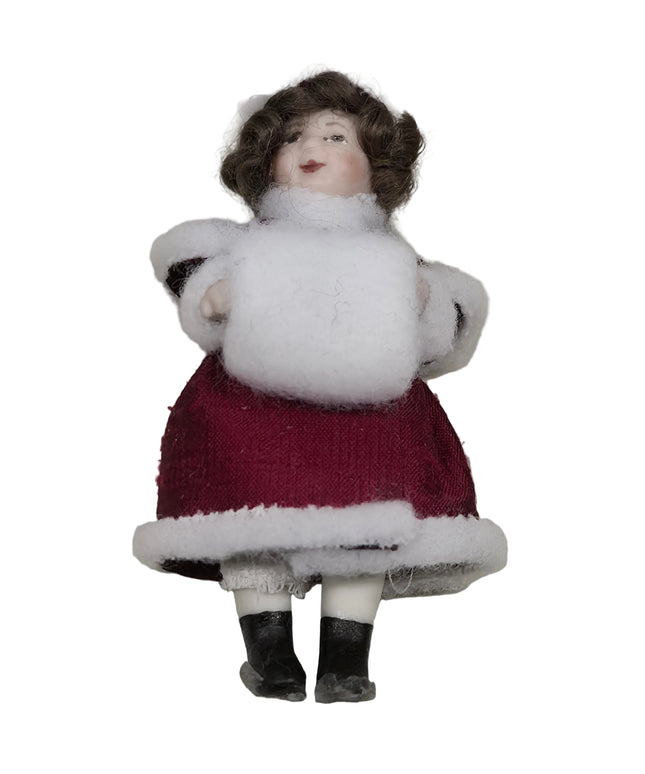 Porzellanpuppe im Wintermantel mit Handwärmer 1:12