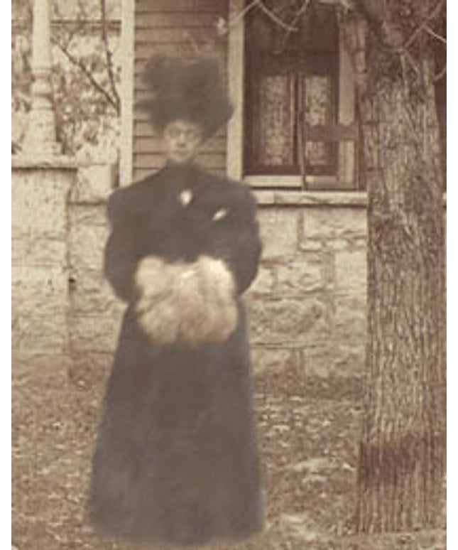 woo_src:https://ludibrium.ch/wp-content/uploads/2018/01/haunted-memories-wackelbild-portrait-der-ruhelose-geist.png