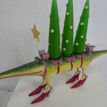 woo_src:https://ludibrium.ch/wp-content/uploads/2018/01/krinkles-alligator-krokodil-kerzenst%C3%A4nder-gloria-auf-high-heels-scaled.png