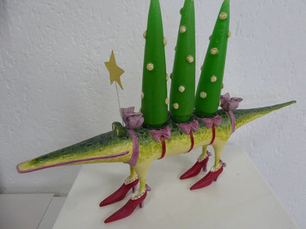 woo_src:https://woo.ludibrium.ch/wp-content/uploads/2018/01/krinkles-alligator-krokodil-kerzenst%C3%A4nder-gloria-auf-high-heels-scaled.png