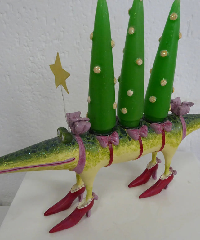 woo_src:https://woo.ludibrium.ch/wp-content/uploads/2018/01/krinkles-alligator-krokodil-kerzenst%C3%A4nder-gloria-auf-high-heels-scaled.png