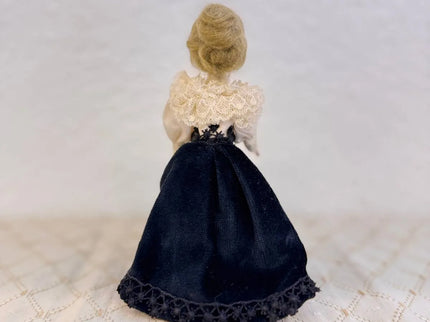 woo_src:https://ludibrium.ch/wp-content/uploads/2025/08/ludibrium-Puppe-blond1.jpg