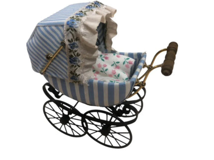 woo_src:https://ludibrium.ch/wp-content/uploads/2024/06/ludibrium%E2%80%93Bodo-Hennig-Puppenwagen.jpg