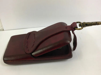 woo_src:https://woo.ludibrium.ch/wp-content/uploads/2020/11/ludibrium%E2%80%93Leder-Visitenkarten-bordeaux-2.jpg