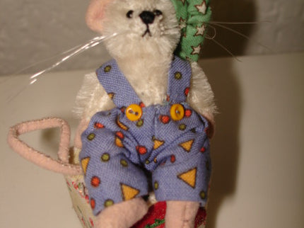 woo_src:https://ludibrium.ch/wp-content/uploads/2018/01/teddy-hermann-maus-auf-kiste.png