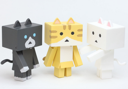 woo_src:https://ludibrium.ch/wp-content/uploads/2018/01/yotsubato-minifiguren-6-cm-nyanboard-3er-pack-sweet-set-1-e1535642362286.png