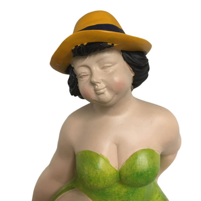 Ludibrium-Figur "Beachlady" sitzend in einem grünen Badeanzug