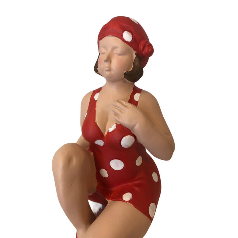 Figur "Becky" sitzend - rot mit weissen Pünktchen