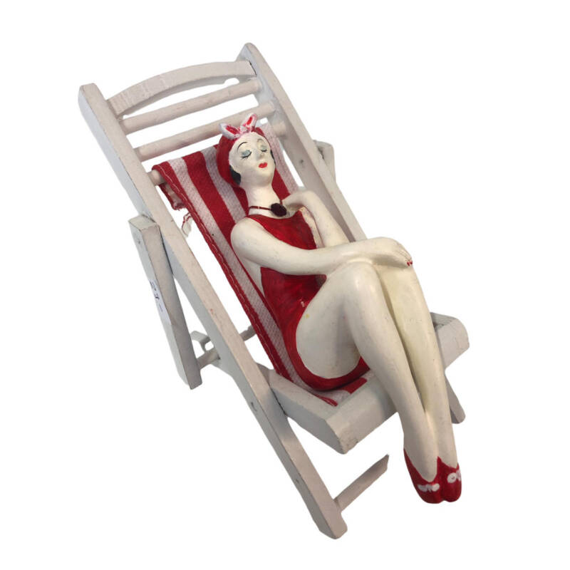 Badenixe mini im Liegestuhl, Vintage Schönheit im roten Badeanzug