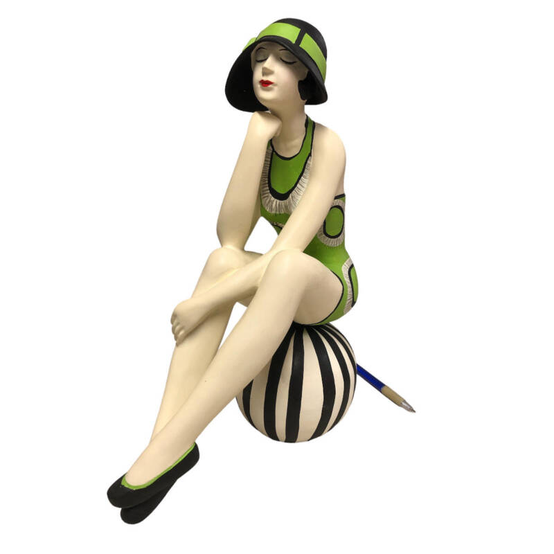 Badenixe auf einem Ball sitzend, gross - trägt einen weiss-grünen Badeanzug