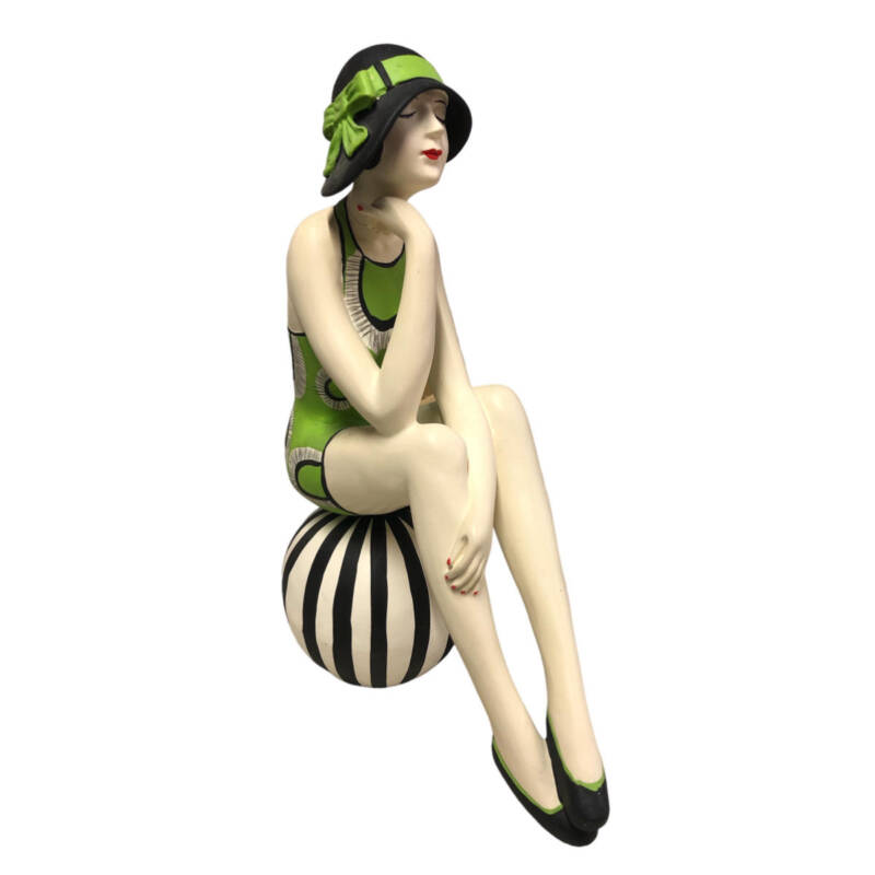 Badenixe auf einem Ball sitzend, gross - trägt einen weiss-grünen Badeanzug