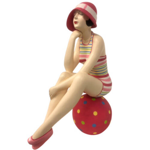 Badenixe auf einem Ball sitzend - gross - im gestreiften Badeanzug